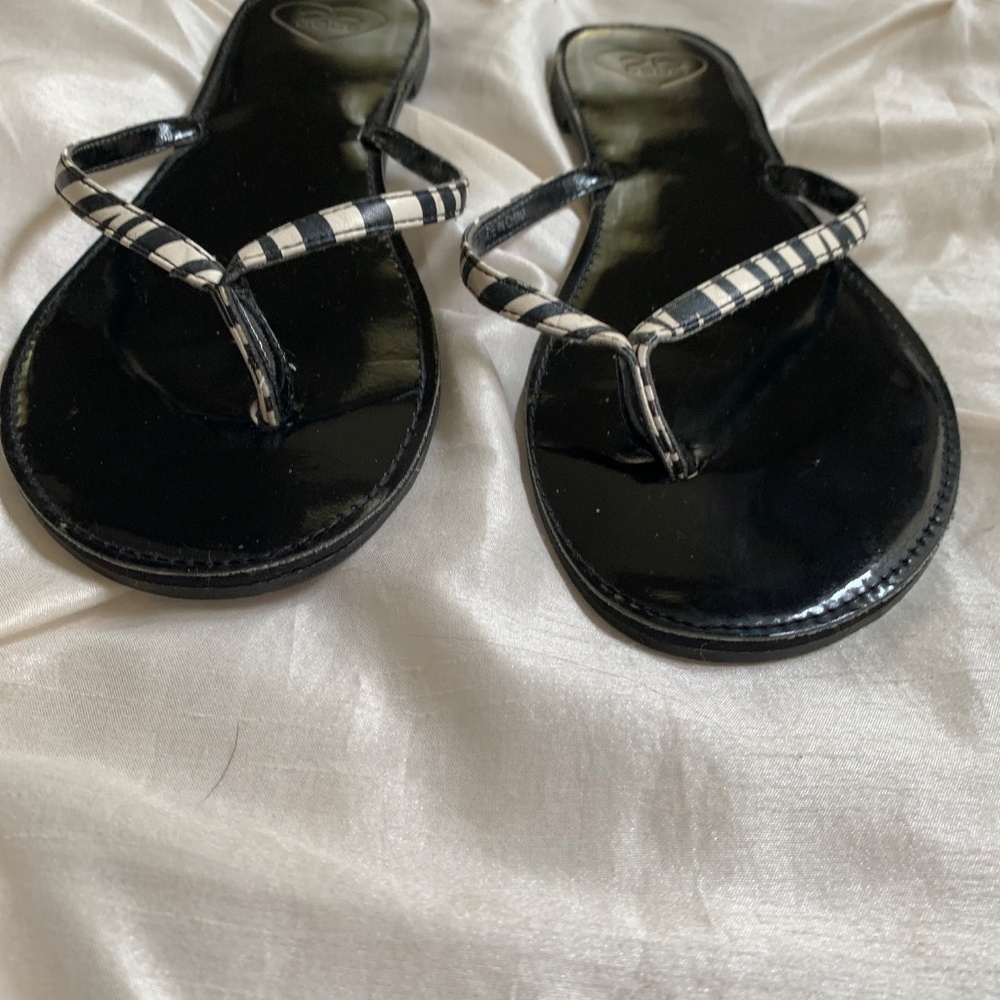 Bebe Black/Ivory Thong Flat Sandals sz 8.5 - Picture 2 of 5